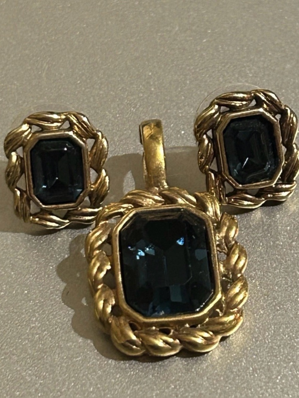 Source Unknown Gold-Tone Necklace and Earring Set with Deep Blue Stones